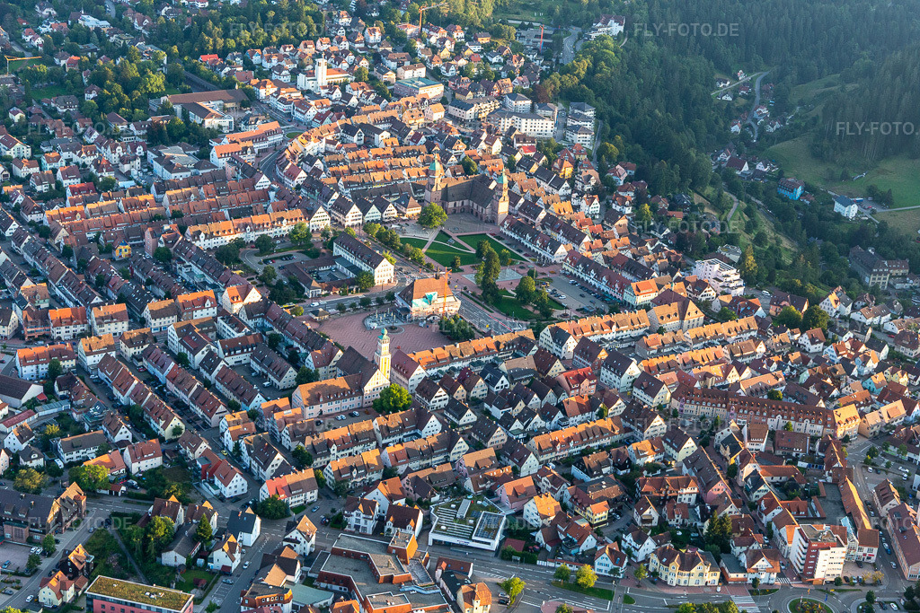 Luftbild: Größter Marktplatz Deutschlands in Freudenstadt im Bundesland Baden-Württemberg in Deutschland. Foto: IMG_128585.jpg vom 25.08.2021 durch Werner Riehm/FLY-FOTO.de