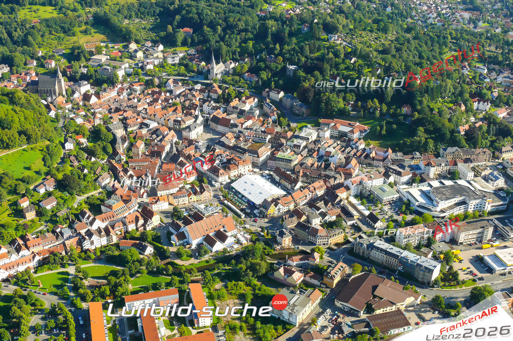 Die Luftaufnahme der Stadt Kulmbach wurde vom UL-Flugzeug heraus erstellt ( keine Drohne )- hohe Auflösung für beste Qualität