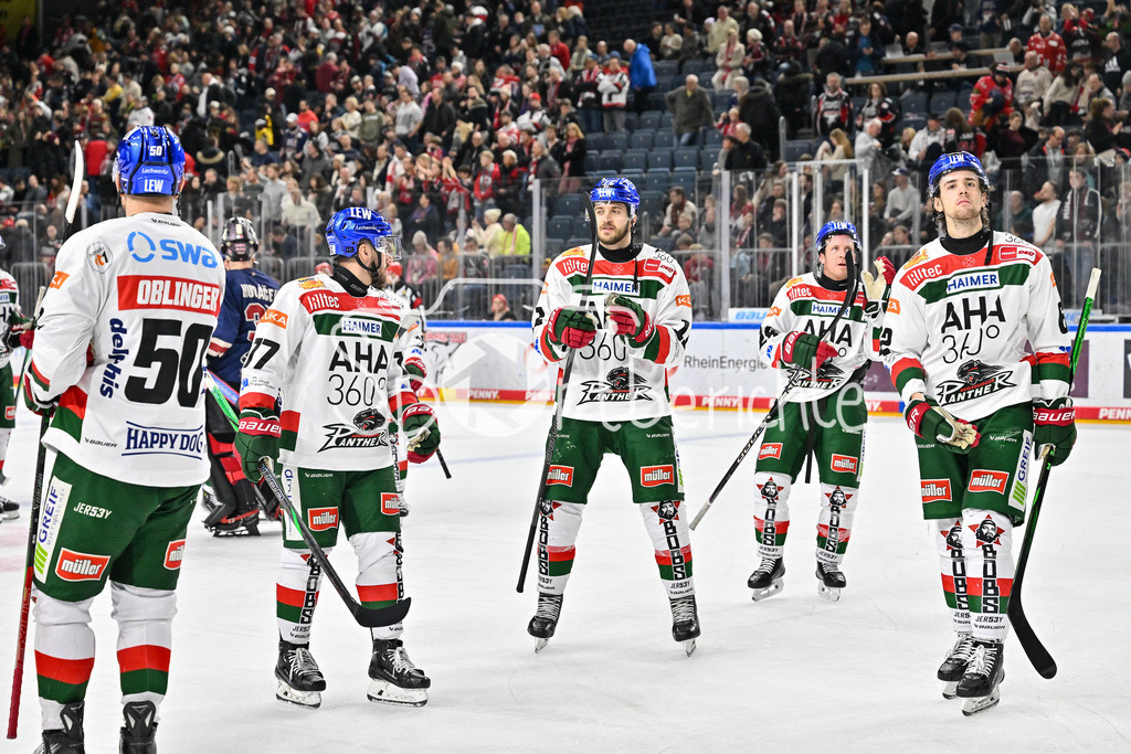 Kölner Haie - Augsburger Panther | Die Panther bedanken sich bei den mitgereisten Fans nach dem Auswaertssieg in Koeln / DEL: Koelner Haie - Augsburger Panther, Lanxess Arena am 05.01.2025