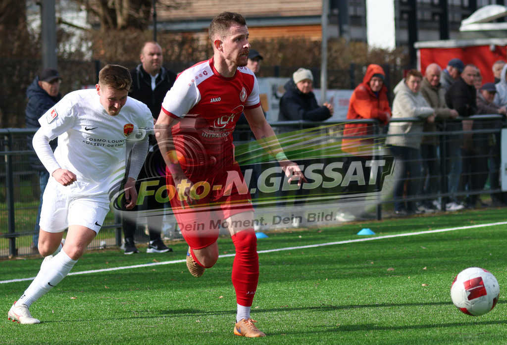 FC RW Kirchlengern - Post TSV Detmold | Auf dem Bild zu sehen: Rot FC RW Kirchlengern: Artem Panasenkov ; Weiß Post TSV Detmold: Thomas Stirz FC RW Kirchlengern, Post TSV Detmold, Saison 25/26, Landesliga, Deutschland - Realisiert mit Pictrs.com