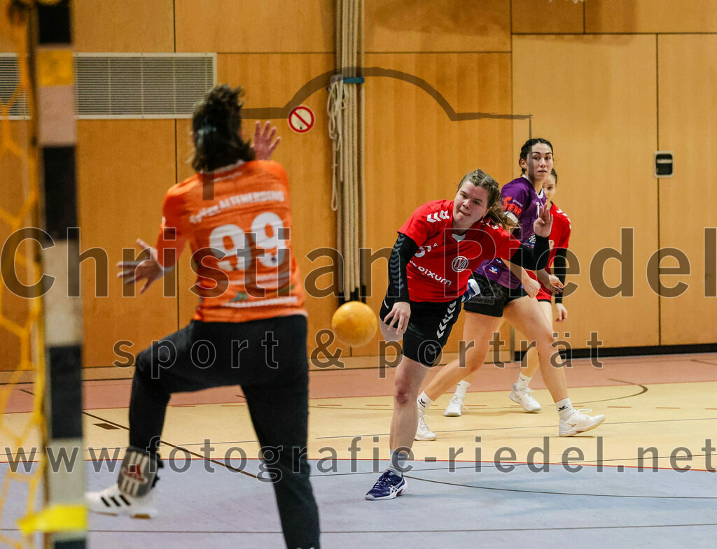 2024-01-27_051_SpVgg_Altenerding_II_gegen_TV_Altoetting_II | Erding, Deutschland, 27.01.2024:
Handball, Bezirksliga Frauen Altbayern 2023 / 2024, 10. Spieltag, SpVgg Altenerding II gegen TV Altötting II, Endergebnis: 17:29

Torfrau Nicole Steinbrecher (SpVgg Altenerding, #99), Mira Huber (TV Altötting, #6), Michelle Gruber (SpVgg Altenerding, #7)

Foto: Christian Riedel / fotografie-riedel.net
