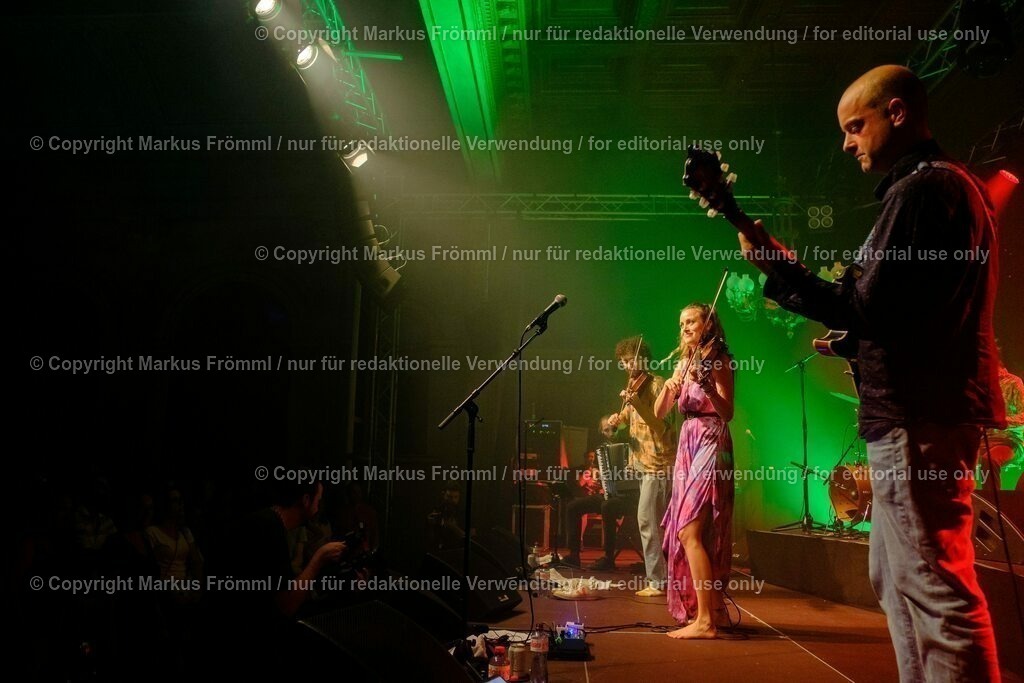 20230728-helen-maier-and-the-folks-051 | Helen Maier &amp; The Folks am Luzern Live Festival. Am Freitag 28. Juli 2023 im Hotel Schweizerhof in Luzern. Helen Maier — Violine / Alexander Graf — Violine, Bratsche / Andreas Gut — Akkordeon / Theo Känzig — Gitarre / Jonas Künzli — Kontrabass / Adrian Böckli — Schlagzeug, Percussion. Foto: Markus Frömml