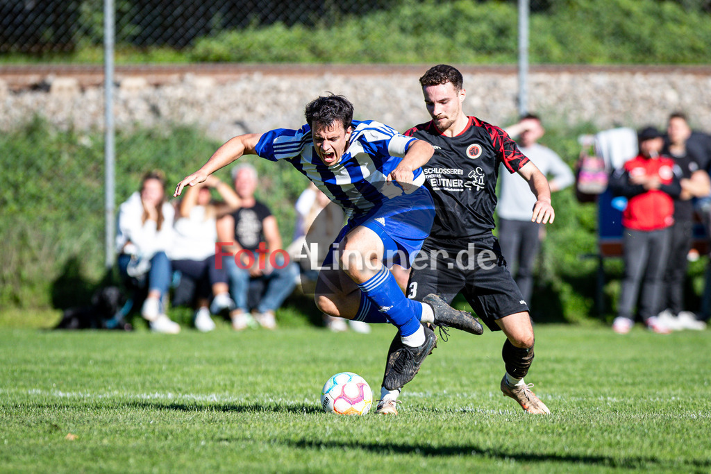 SV Unterhausen gegen FSV Höhenrain II | Fußball Herren A-Klasse Gruppe 5 Zugspitze 2024/25 7. Spielttag, SV Unterhausen gegen FSV Höhenrain II, 20250914,Zweikampf,2025-09-14 in Unterhausen (Sportplatz Obersöchering), Florian BRÜCKLMEIER (FSV Höhenrain II Kapitän 9), Yannick HARTL (SV Unterhausen 3)Copyright: WolfgangxLindner www.foto-lindner.de