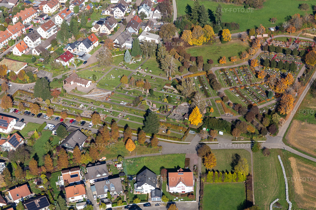 Luftbild: Friedhof Langensteinbach im Ortsteil Langensteinbach in Karlsbad im Bundesland Baden-Württemberg in Deutschland. Foto: IMG_129934.jpg vom 24.10.2021 durch Werner Riehm/FLY-FOTO.de
