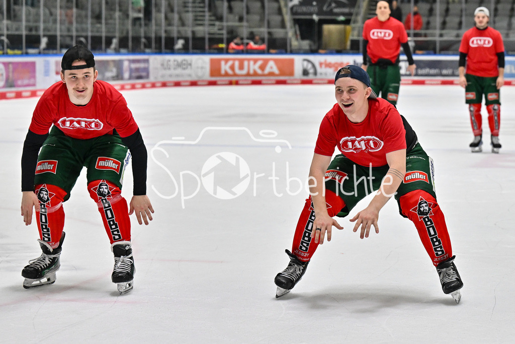 Augsburger Panther - Straubing Tigers | Die Panther feiern zusammen mit den Fans den Heimsieg gegen Straubing / DEL: Augsburger Panther - Straubing Tigers, Curt Frenzel Stadion am 29.11.2024 /  Moritz ELIAS (Augsburger Panther #46) und Florian ELIAS (Augsburger Panther #67)