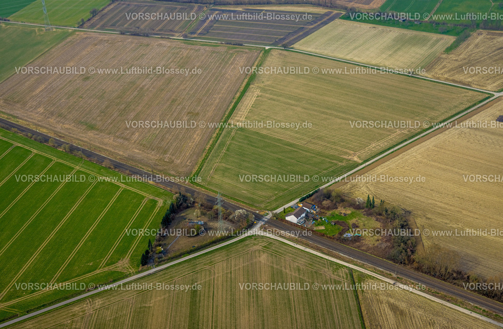Werl240308553 | Luftbild, Wiesen und Felder am Futterweg mit Bahnübergang, Bahngleise und Bahnlinie,  Formen und Farben und Muster, Holtum, Werl, Nordrhein-Westfalen, Deutschland