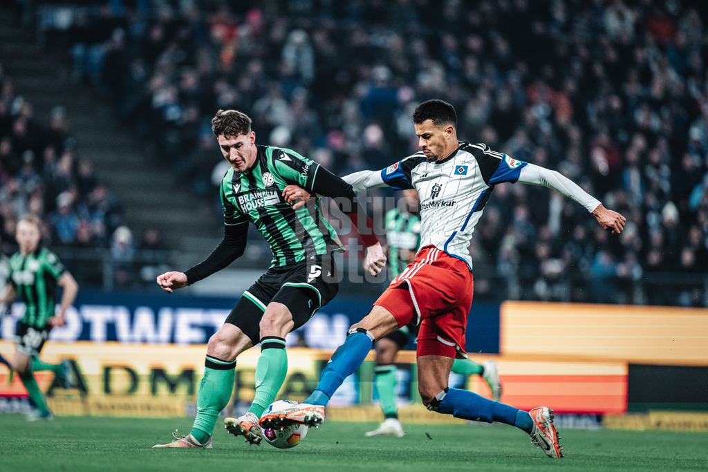 Fußball | Männer | Saison 2023/2024 | 2. Fußball-Bundesliga | 21. Spieltag | Hamburger SV vs. Hannover 96 | 09.02.2024 | Robert Glatzel (#9, HSV) wird am Schuss gehindert von Phil Neumann (#5, Hannover 96)