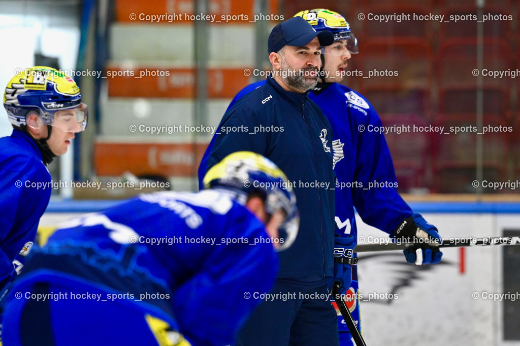 Eistrainig EC VSV mit Headcoach Pierre Allard | Eistrainig EC VSV mit Headcoach Pierre Allard, 1. Eistrainig EC VSV mit Headcoach Pierre Allard am 02.12.2025 in Villach (Stadthalle Villach), Austria, (Photo by Bernd Stefan)