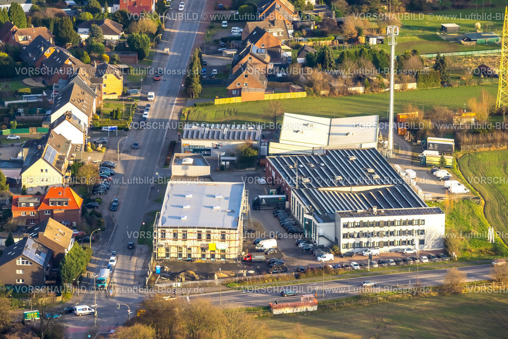 Bottrop251204204Kirchhellen | Luftbild, Gewerbegebiet Bottroper Straße mit Lesker Baupart GmbH und Baustelle Neubau mit Baugerüst an der Fassade Ecke Hegestraße, Kirchhellen-Süd, Bottrop, Ruhrgebiet, Nordrhein-Westfalen, Deutschland