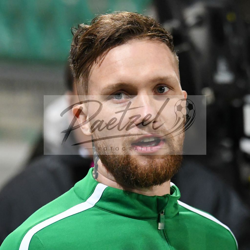 20200214_SCPFWK_0005 | Fussball, Herren: Jan Loehmannsroeben (SC Preussen Muenster) schaut waehrend des Spiels der 3. Liga zwischen SC Preussen Muenster und FC Wuerzburger Kickers im Preussenstadion am 14.02.2020 in Muenster, Deutschland.DFB / DFL REGULATIONS PROHIBIT ANY USE OF PHOTOGRAPHS AS IMAGE SEQUENCES AND/OR QUASI-VIDEO. - Realisiert mit Pictrs.com
