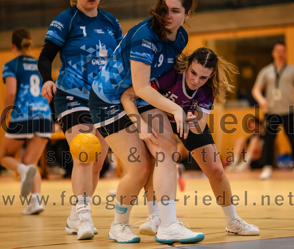 2024-03-09_096_SpVgg_Altenerding_gegen_Eintracht_Dachau-Karlsfeld | Erding, Deutschland, 09.03.2024:
Handball, Bezirksoberliga Frauen Altbayern 2023 / 2024, 17. Spieltag, SpVgg Altenerding gegen Eintracht Dachau-Karlsfeld, Endergebnis: 26:25

Nadja Klapproth (TSV Eintracht Karlsfeld, #19), Verena Bauer (SpVgg Altenerding, #55)

Foto: Christian Riedel / fotografie-riedel.net
