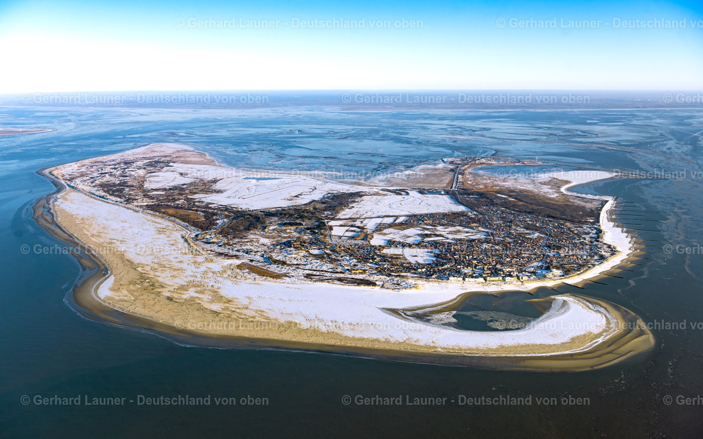 4044123 | BORKUM 13.02.2021 Winterlich schneebedeckte Küstenbereich der Nordseeinsel - Insel in Borkum im Bundesland Niedersachsen, Deutschland. Weiterführende Informationen bei: Nordseeheilbad Borkum GmbH. // Wintry snowy coastal area the North Sea island in Borkum in the state Lower Saxony, Germany. Further information at: Nordseeheilbad Borkum GmbH. Foto: Gerhard Launer