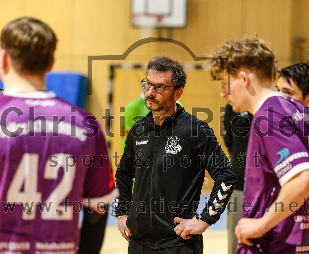 2024-03-23_060_SpVgg_Altenerding_II_gegen_ASV_Dachau_III | Erding, Deutschland, 23.03.2024:
Handball, Bezirksklasse Männer Staffel Süd West 2023 / 2024, 14. Spieltag, SpVgg Altenerding II gegen ASV Dachau III, Endergebnis: 24:32

Trainer Nadi Özdemir (SpVgg Altenerding)

Foto: Christian Riedel / fotografie-riedel.net