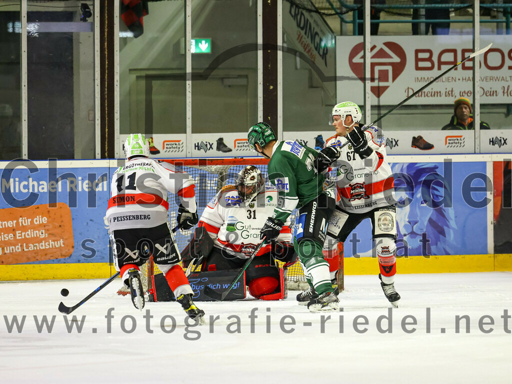 2023-10-29_033_TSV_Erding_gegen_TSV_Peissenberg | Erding, Deutschland, 29.10.2023:
Eishockey, Bayernliga Vorrunde 2023 / 2024, 5. Spieltag, TSV Erding gegen TSV Peißenberg, Endergebnis: 

Florian Simon (TSV Peissenberg, #11), Torwart Korbinian Sertl (TSV Peissenberg, #31), Maximilian Malzatzki (TSV Peissenberg, #67)

Foto: Christian Riedel / fotografie-riedel.net