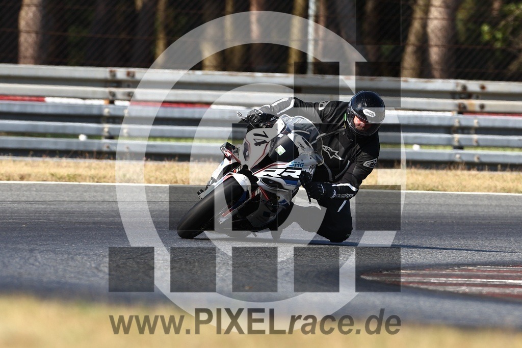 0074-20240906_06611 | Schöne Erinnerungen an spannende Momente - das festzuhalten ist unser Job. PIXELrace.de ist seit 2003 auf den Rennstrecken Europas unterwegs um die Action draußen beim Fahren und die wunderbare Stimmung imm Fahrerlager für euch einzufangen.