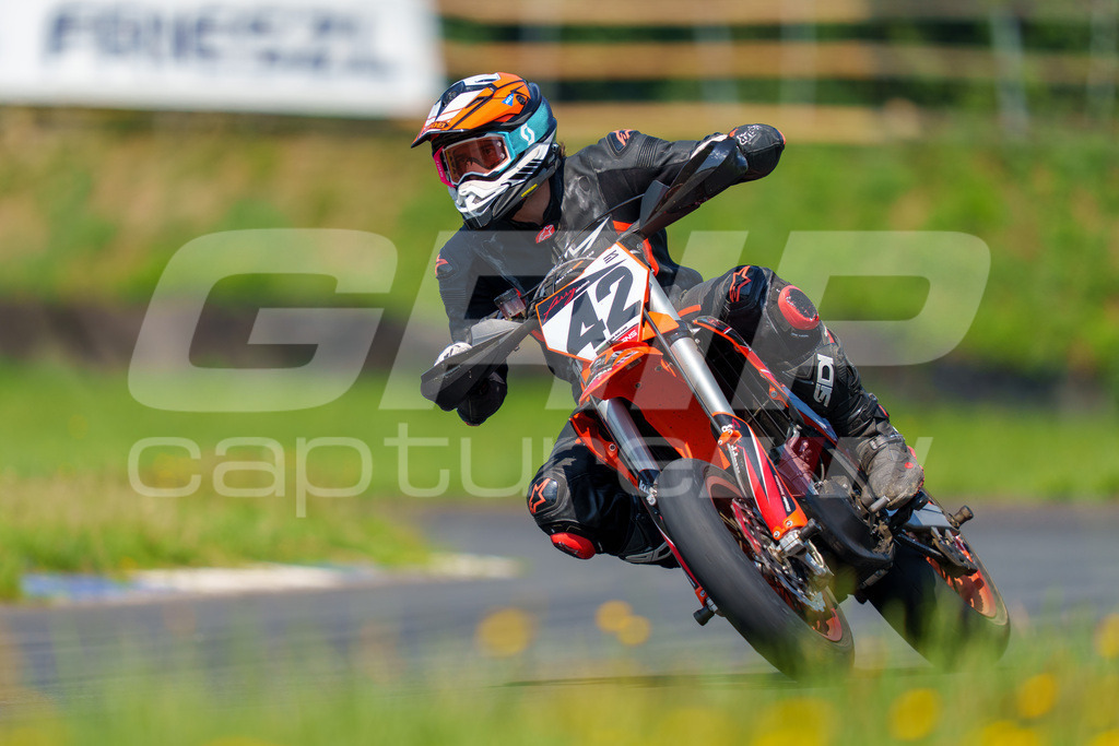 G-Cup + Supermoto Staatsmeisterschaft + Hungarian Supermoto Championship | GRIPcapture steht für authentische Sportfotografie in Österreich – für Momente, die mehr sind als Geschwindigkeit oder Ergebnis. Es geht um Emotion, Spannung, Fokus und den Augenblick, der oft nur einen Wimpernschlag dauert.Ob Motorsport, Teamsport oder 