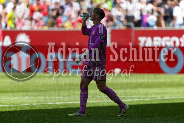 25.07.2026, GER, Fussball, Herren, Vorbereitungsspiel, Saison 2026/2027, Fortuna Düsseldorf - Borussia Dortmund | Lasse Rieß (F95) trinkt
