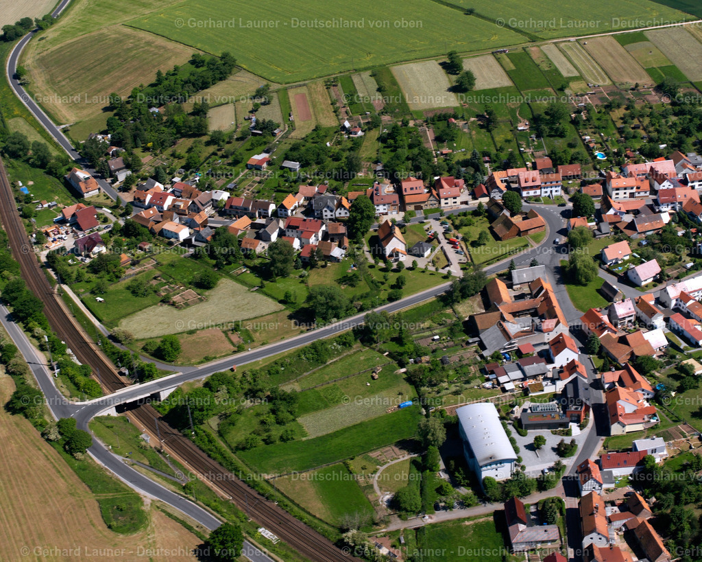 2634463 | HAUSEN 09.06.2006 Landwirtschaftliche Nutzflächen und Feldgrenzen  umsäumen das Siedlungsgebiet des Dorfes in Hausen im Bundesland Thüringen, Deutschland // Agricultural land and field boundaries surround the settlement area of the village  in Hausen in the state Thuringia, Germany Foto: Gerhard Launer