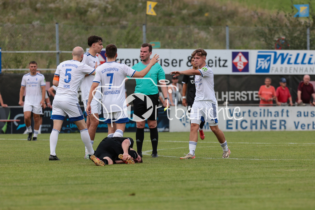 FC Pipinsried - FC Deisenhofen | Schiedsrichter Julian LEYKAMM beruhigt die Situation