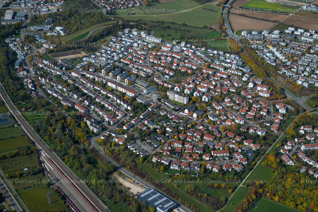 3703897 | BLAUSTEIN 13.10.2017 Von Wald und Forstgebieten umgebener Ortskern der Straßen und Häuser und Wohngebiete in Blaustein im Bundesland Baden-Württemberg, Deutschland // Surrounded by forest and forest areas center of the streets and houses and residential areas in Blaustein in the state Baden-Wuerttemberg, Germany Foto: Gerhard Launer