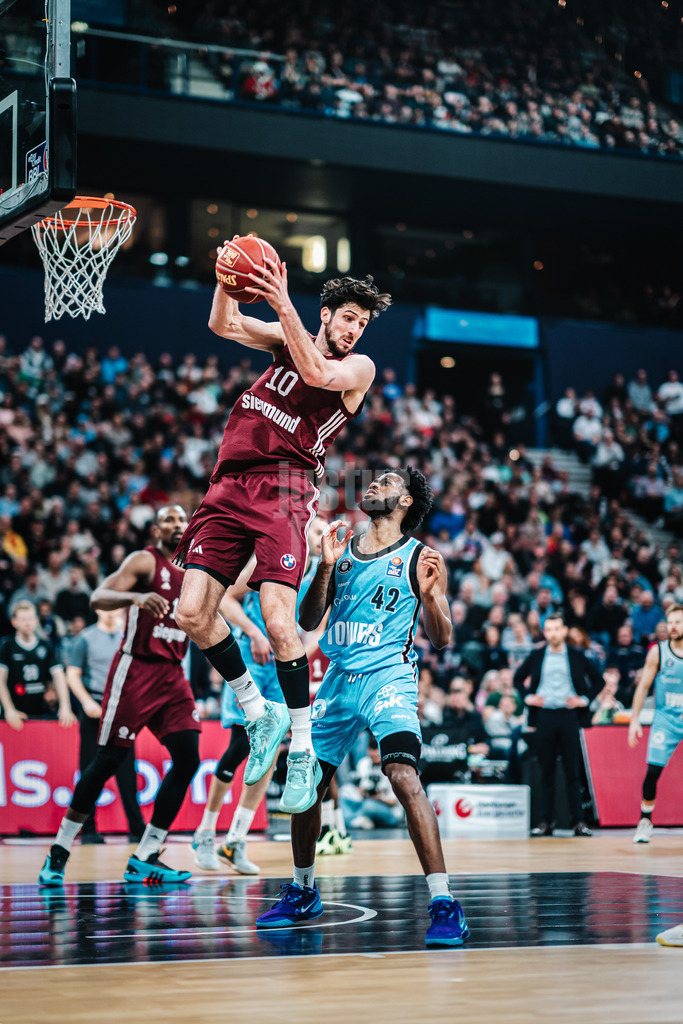 Basketball | Männer | Saison 2023/2024 | easyCredit Basketball Bundesliga | Veolia Towers Hamburg vs. FC Bayern München | 26.03.2024 | Leondro Bolmaro (#10, FC Bayern Basketball) mit einem Rebound