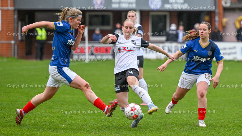 Holstein Kiel vs SV Hastenbeck | Ronja Jürgensen (Holstein #8) &amp; Saskija Eigebrecht (Holstein #12) vs Laura Rischmüller (Hastenbeck #14) / Fußball-Regionalliga Nord Frauen 2025/2026 / Holstein Kiel vs SV Hastenbeck / Waldwiese / Kiel / 19.04.26 - Realisiert mit Pictrs.com