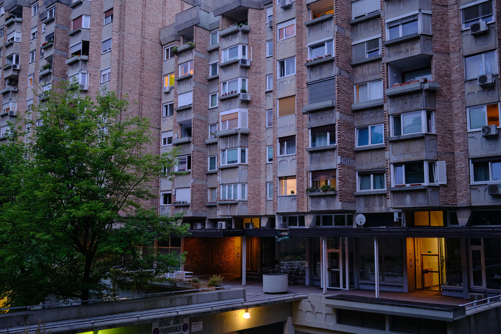 Wohblock in Ljubljana am Abend | Ljubljana, Slowenien - June 22, 2025: Wohblock in Ljubljana am Abend. - Realisiert mit Pictrs.com