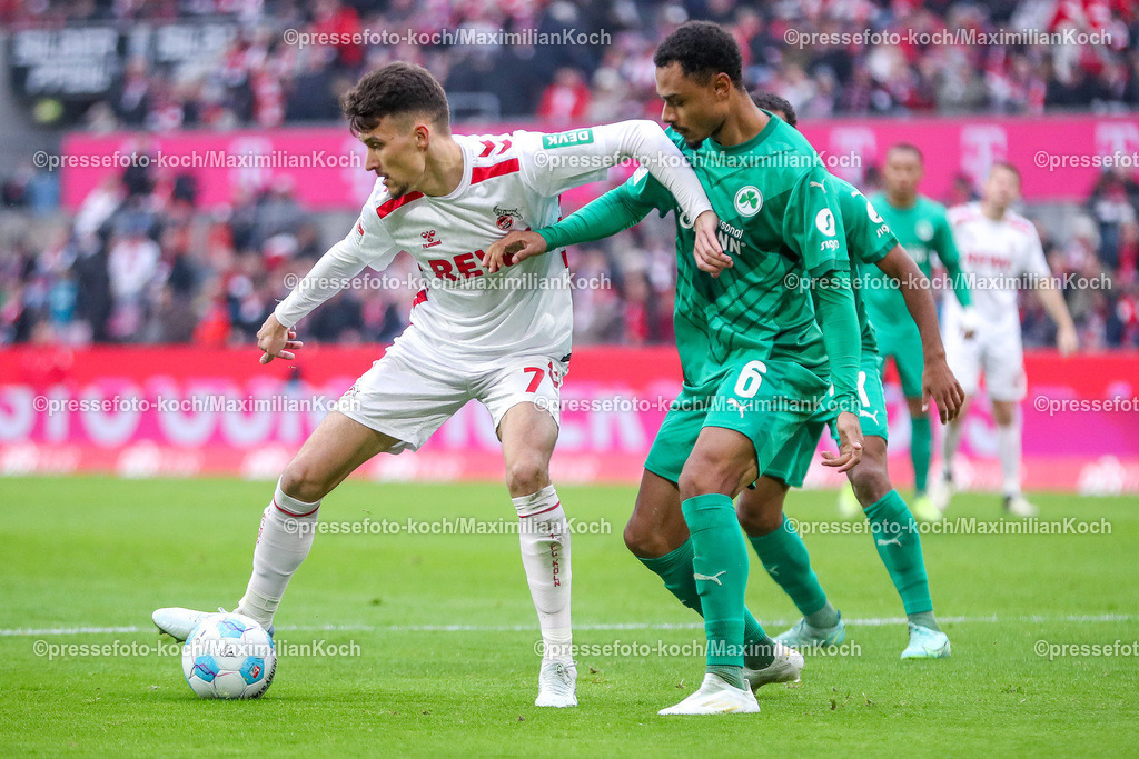 Koe09112401099 | 09.11.2024, 1. FC Köln - SpVgg Greuther Fürth, 2. Fußball Bundesliga, RheinEnergieSTADION, Saison 2024 2025: Dejan Ljubicic (1.FC Köln #7) gegen Sacha Banse (Greuther Fürth #6)DFB regulations prohibit any use of photographs as image sequences and or quasi-video.