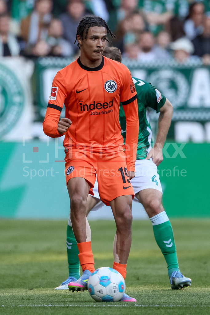 Fussball, Bundesliga, SV Werder Bremen - Eintracht Frankfurt | v.li.: Jean-Matteo Bahoya (Eintracht Frankfurt, 19) am Ball, Einzelbild, Ganzkörper, Aktion, Action, Spielszene, DIE DFL-RICHTLINIEN UNTERSAGEN JEGLICHE NUTZUNG VON FOTOS ALS SEQUENZBILDER UND/ODER VIDEOÄHNLICHE FOTOSTRECKEN. DFL REGULATIONS PROHIBIT ANY USE OF PHOTOGRAPHS AS IMAGE SEQUENCES AND/OR QUASI-VIDEO.