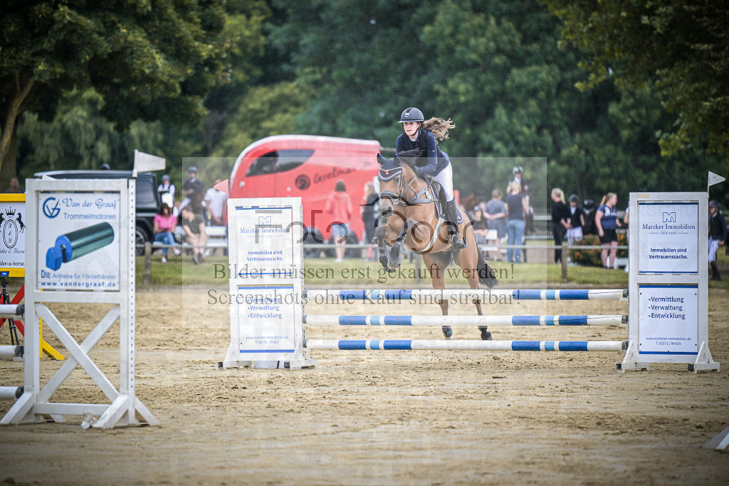 DOS_8175 | Entdecke hochwertige Reitturnierfotos von Foto Oger. Professionell, emotional und authentisch – jetzt Lieblingsmomente im Shop bestellen.Deutschlandweite Turnierfotografie. - Realisiert mit Pictrs.com