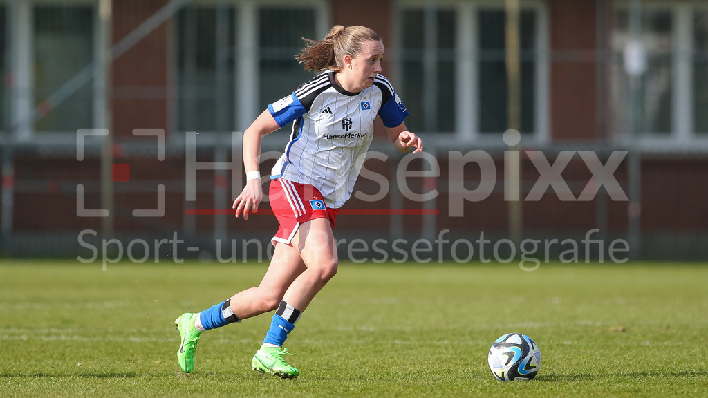 Fussball, 2. Frauen-Bundesliga, Hamburger SV - Eintracht Frankfurt II | v.li.: Victoria Schulz (Hamburger SV, 19) am Ball, Freisteller, Einzelbild, Ganzkörper, Aktion, Action, Spielszene, DIE DFB-RICHTLINIEN UNTERSAGEN JEGLICHE NUTZUNG VON FOTOS ALS SEQUENZBILDER UND/ODER VIDEOÄHNLICHE FOTOSTRECKEN. DFB REGULATIONS PROHIBIT ANY USE OF PHOTOGRAPHS AS IMAGE SEQUENCES AND/OR QUASI-VIDEO.