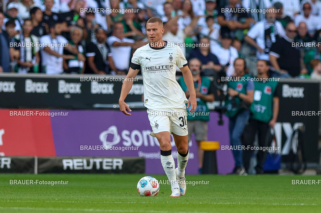 Borussia Mönchengladbach vs Hamburger SV - Bundesliga  | Mönchengladbach, Deutschland, 24.08.25:   Nico Elvedi (Borussia Mönchengladbach) in Aktion am Ball, Einzelaktion waehrend des Spiels der Bundesliga zwischen Borussia Mönchengladbach vs Hamburger SV im Stadion im Borussia Park(Foto von Brauer-Fotoagentur / Adrian Schlueter)