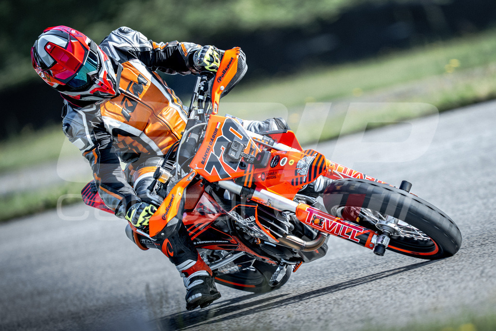 G-Cup + Supermoto Staatsmeisterschaft + Hungarian Supermoto Championship | GRIPcapture steht für authentische Sportfotografie in Österreich – für Momente, die mehr sind als Geschwindigkeit oder Ergebnis. Es geht um Emotion, Spannung, Fokus und den Augenblick, der oft nur einen Wimpernschlag dauert.Ob Motorsport, Teamsport oder 