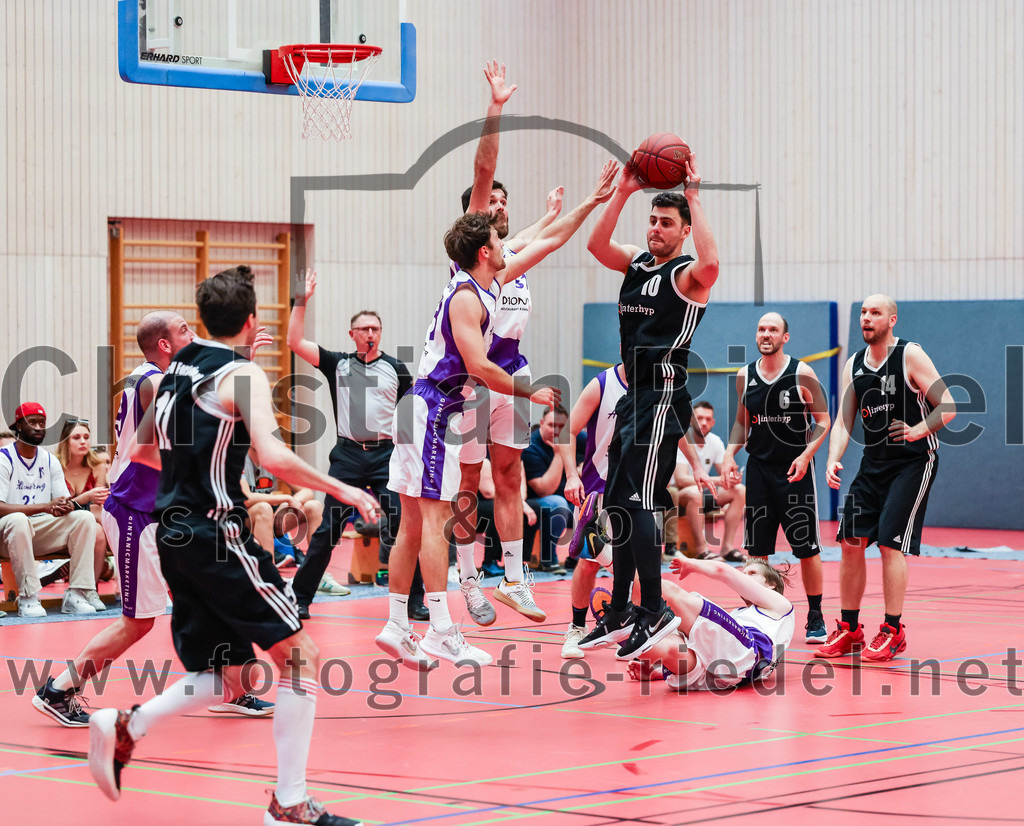 2022-05-15_063_SpVgg_Altenerding_gegen_TSV_Muenchen-Forstenried | Erding, Deutschland, 15.05.2022:
Basketball, Bezirksliga 2021 / 2022, Play-Offs, SpVgg Altenerding gegen TSV München-Forstenried, Endergebnis: 55:57

Jonah Timothy Richardson (SpVgg Altenerding, #13), Tarek Lamar (TSV München-Forstenried, #10), Kristof Vadasz (SpVgg Altenerding, #8), Florian Wißmeier (TSV München-Forstenried, #6), Felix Schuster (TSV München-Forstenried, #14)

Foto: Christian Riedel / fotografie-riedel.net
