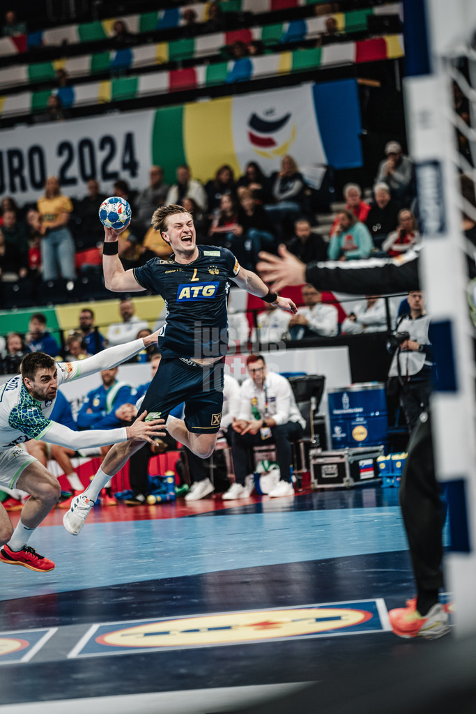 Handball | Herren | EHF EURO 2024 | European Championshop Men 2024 Final Tournament | Slowenien vs. Schweden | 17.01.2024 | Jonathan Carlsbogard (#2, Schweden, SWE) beim Wurf