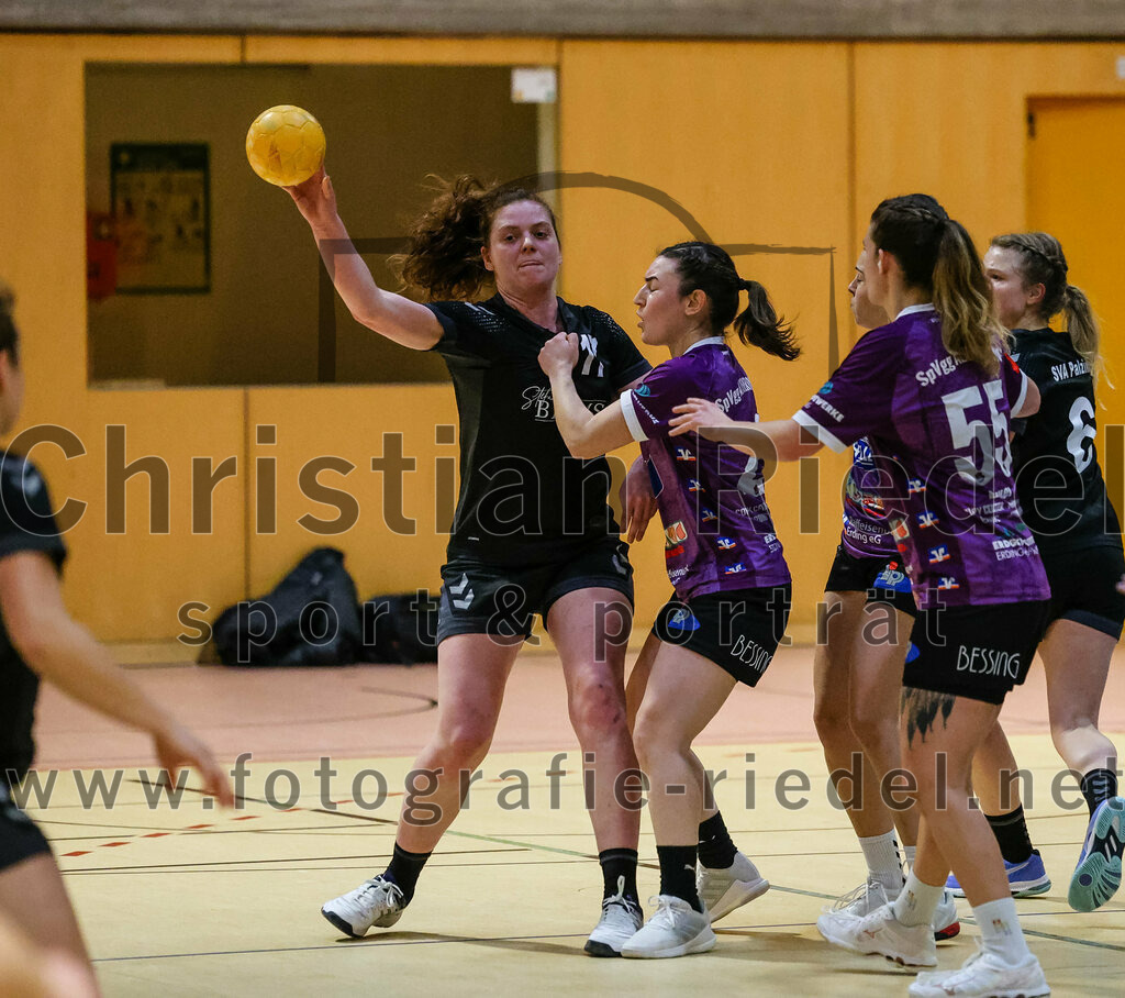2024-02-10_067_SpVgg_Altenerding_gegen_SVA_Palzing | Erding, Deutschland, 10.02.2024:
Handball, Bezirksoberliga Frauen Altbayern 2023 / 2024, 14. Spieltag, SpVgg Altenerding gegen SVA Palzing, Endergebnis: 27:28

Christina Schredl (SVA Palzing, #17), Katharina Künstner (SpVgg Altenerding, #23), Verena Bauer (SpVgg Altenerding, #55), Claudia Hilpert (SVA Palzing, #6)

Foto: Christian Riedel / fotografie-riedel.net