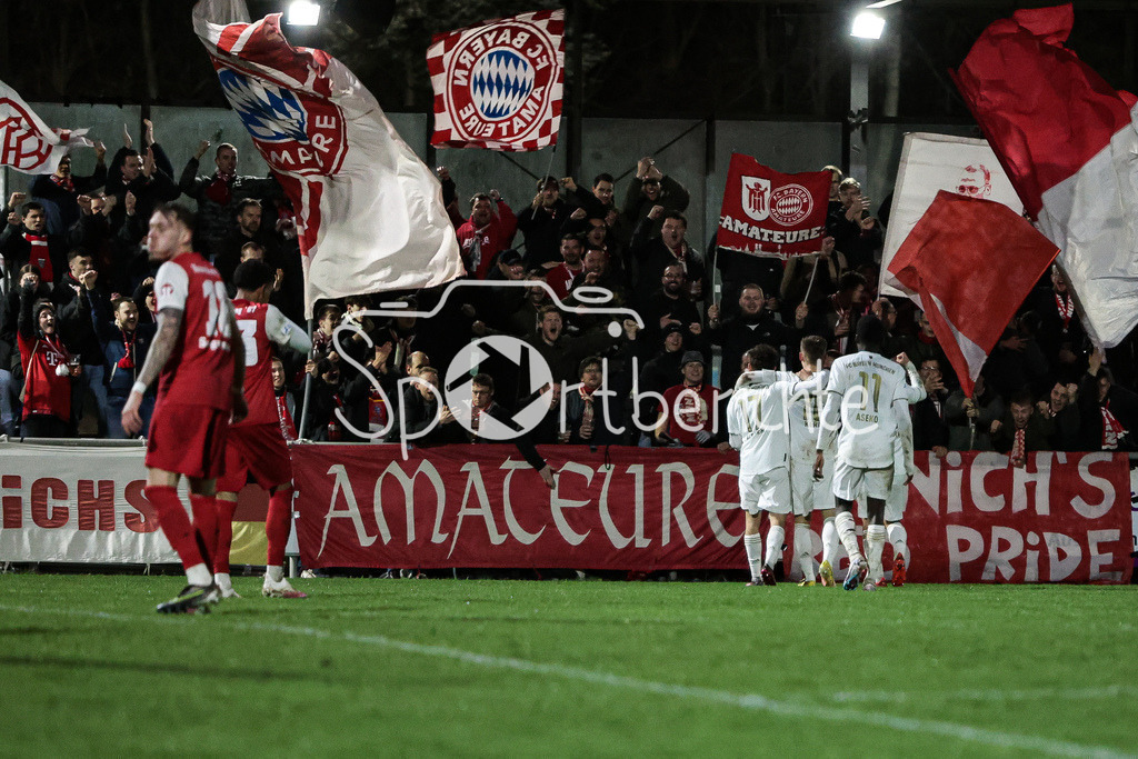 SV Heimstetten - FC Bayern Amateure | Nach dem 1-4 durch Timo KERN (FCB #10) jubeln die Spieler der kleinen Bayern vor den Fans
