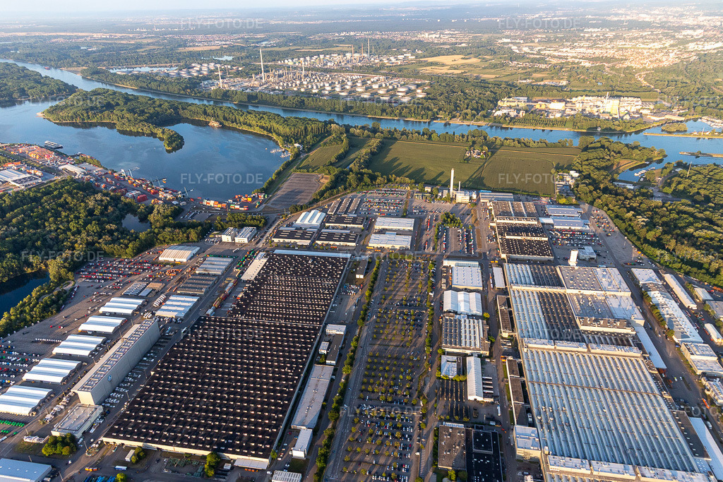 Luftbild: Daimler LKW-Werk in Wörth am Rhein im Bundesland Rheinland-Pfalz in Deutschland. Foto: IMG_121054.jpg vom 23.07.2020 durch Werner Riehm/FLY-FOTO.de