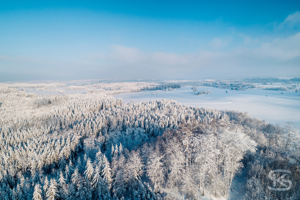 Wunderschöne Allgäu-Winterlandschaft aus der Luft – Hügel, Wälder und Alpenpanorama | Wunderschöne Allgäu-Winterlandschaft aus der Luft mit sanften Hügeln, verschneiten Wäldern und beeindruckendem Ausblick – ruhige, klare Winteridylle in einzigartiger Vogelperspektive. - Realisiert mit Pictrs.com