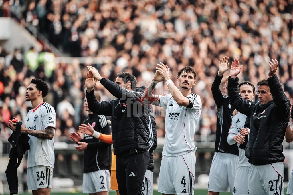 Fußball | Männer | Saison 2025/2026  | Fußball-Bundesliga | 25. Spieltag | FC St. Pauli vs. Eintracht Frankfurt | 08.03.2026 | Frankfurt applaudiert nach dem Spiel den Fans, in der Mitte Robin Koch (#4, Eintracht Frankfurt)