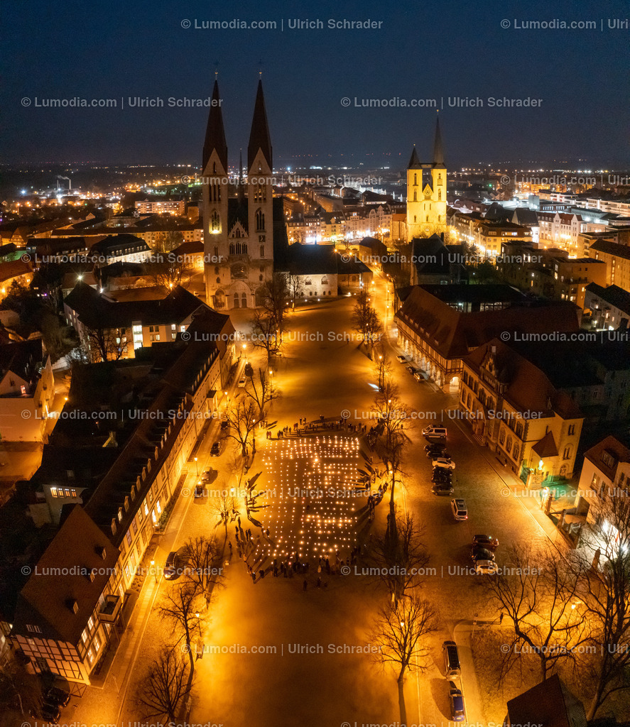 10049-51381 - Gedenkveranstaltung - Domplatz Halberstadt | Stockfoto und Bilderpool mit Bildmaterial aus Deutschland, dem Harz, Halberstadt, Quedlinburg, Wernigerode und weltweit. Qualitativ hochwertige und professionelle Fotos anschauen und kaufen. - Realisiert mit Pictrs.com