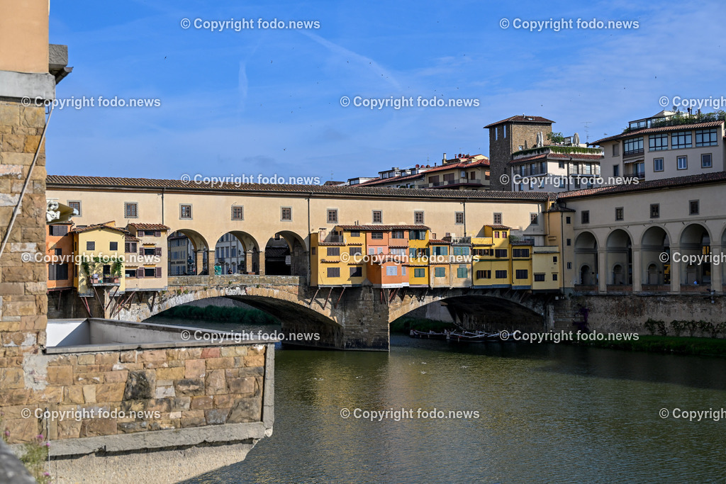 Italien_ Toscana_ Florenz_ 30.05.2024-1 | 30.05.2024, Italien, ITA, Toskana, Florenz im Bild Stadtansichten, Gebäude, Architektur, Touristen, Historisch, Souvenir, Altstadt, Museum, Statuen, Skulpturen, Piazza della Signoria, Statue David, Palazzo Vecchio, Neptunbrunnen, Piazza della Repubblica, Ponte Vecchio, Brücke, Uffizien, Kathedrale Santa Maria del Fiore, Arno, Fluß


Florenz, Firenze, ist eine italienische Großstadt. Nach Einwohnern ist sie die achtgrößte Stadt Italiens. Florenz ist die Hauptstadt sowie größte Stadt der Region Toskana und der Metropolitanstadt Florenz, in der etwa eine Million Menschen leben. Florenz ist für seine Geschichte berühmt. Leonardo da Vinci verbrachte große Teile seiner Jugend in Florenz, Michelangelo fand Unterschlupf in der Kirche der Medici, Galileo Galilei wohnte als Hofmathematiker in den Palästen der Medici. Von 1865 bis 1871 war die Stadt die Hauptstadt des neu gegründeten Königreichs Italien. Das historische Zentrum von Florenz zieht Jahr für Jahr Millionen von Touristen an. Die historische Innenstadt wurde von der UNESCO im Jahre 1982 zum Weltkulturerbe erklärt. 
Quelle: Wikipedia
