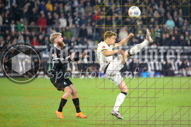 Borussia Mönchengladbach vs SC Freiburg - Bundesliga  | Mönchengladbach, Deutschland, 05.10.25:   Jan-Niklas Beste (SC Freiburg) und Oscar Fraulo (Borussia Mönchengladbach) im Kampf um den Ball waehrend des Spiels der Bundesliga zwischen Borussia Mönchengladbach vs SC Freiburg im Stadion im Borussia Park(Foto von Brauer-Fotoagentur / Adrian Schlueter)