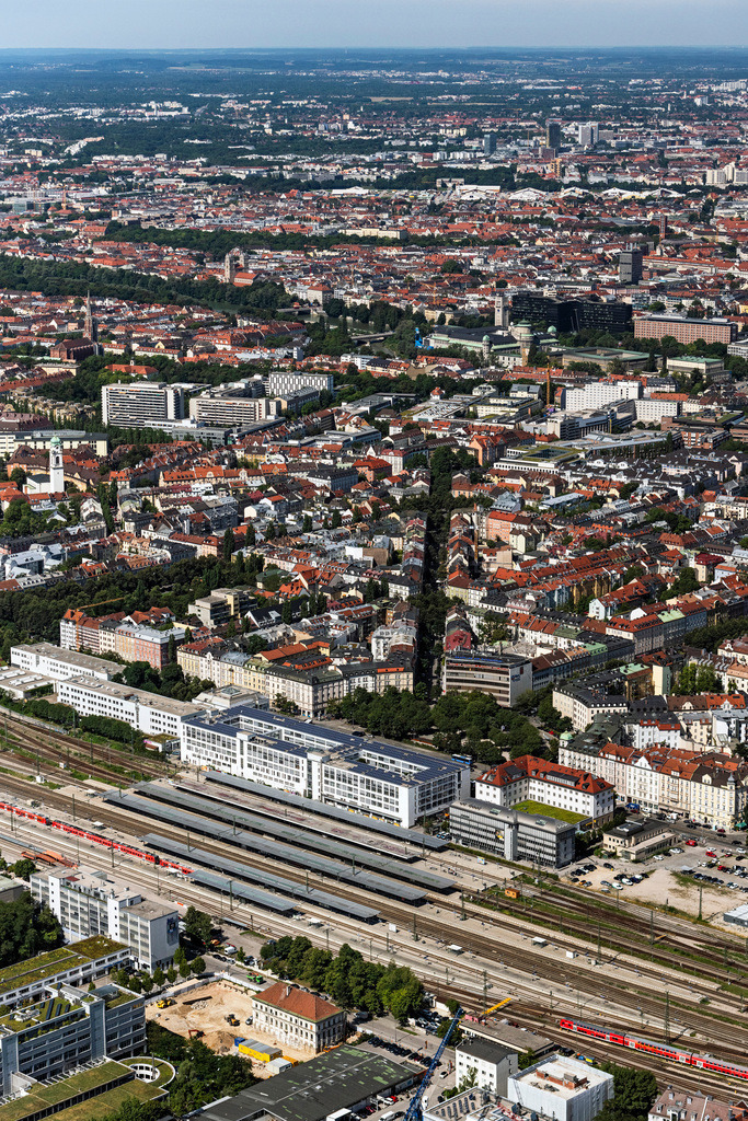 dr__0031198.jpg | MüNCHEN 09.08.2019 Gleisverlauf und Bahnhofsgebäude der Deutschen Bahn " Ostbahnhof " im Ortsteil Au-Haidhausen mit Blick bis in die Innenstadt in München im Bundesland Bayern, Deutschland. Weiterführende Informationen bei: DB Netz AG,  Deutsche Bahn AG. // Station railway building of the Deutsche Bahn in the district Au-Haidhausen in Munich in the state Bavaria, Germany. Further information at: DB Netz AG,  Deutsche Bahn AG. Foto: Daniel Reiter