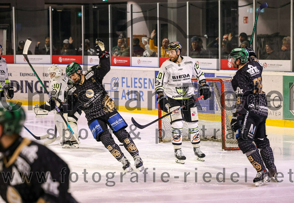 2024-03-01_022_TSV_Erding_gegen_ERSC_Amberg | Erding, Deutschland, 01.03.2024:
Eishockey, Bayernliga Playoffs 2023 / 2024, 5. Spieltag, TSV Erding gegen ERSC Amberg, Endergebnis: 9:0

Daniel Krzizok (Erding Gladiators, #18), Kevin Lavallee (ERSC Amberg, #20), Thomas Plihal (Erding Gladiators, #39)

Foto: Christian Riedel / fotografie-riedel.net