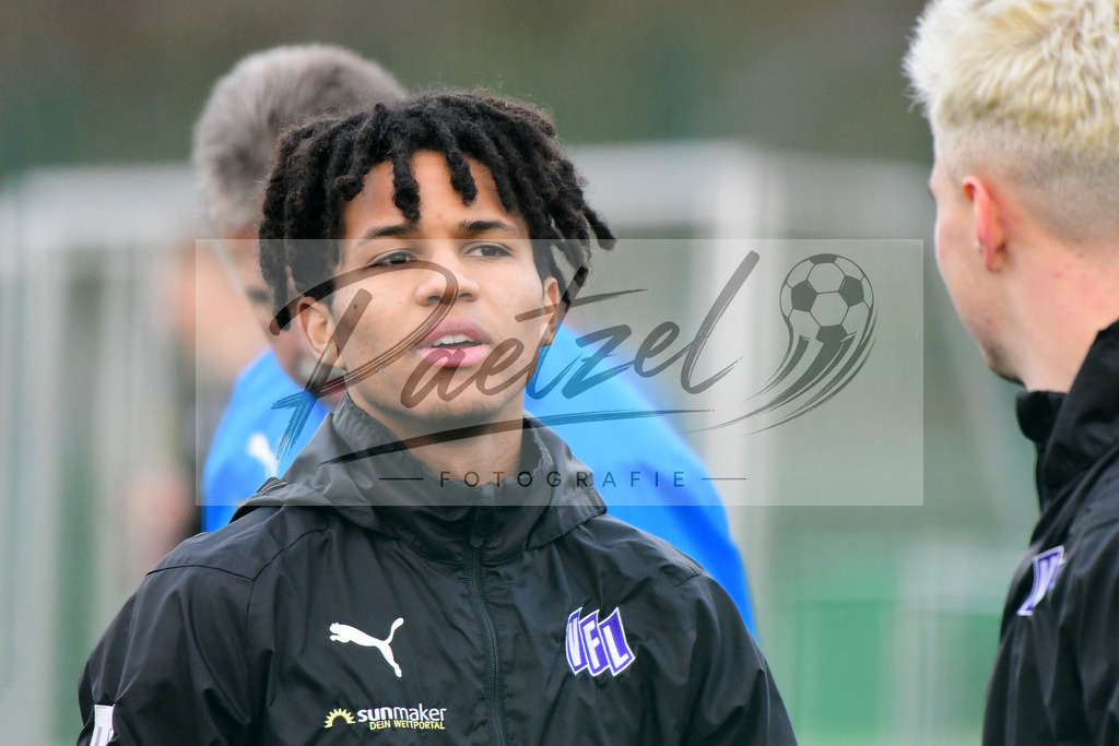 20200131_TRAOSN_0102 | Fußball, Herren: Felix Agu (VfL Osnabrueck) schaut waehrend der Trainingseinheit des VfL Osnabrueck im Sportpark Illoshoehe am 31.01.2020 in Osnabrueck, Deutschland. - Realisiert mit Pictrs.com
