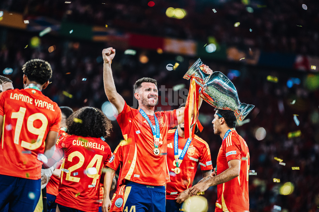 Fußball | Herren | UEFA-Fußball-Europameisterschaft 2024 | Finale | Spanien vs. England | 14.07.2024 | Aymeric Laporte (#14, Spanien) mit dem Pokal