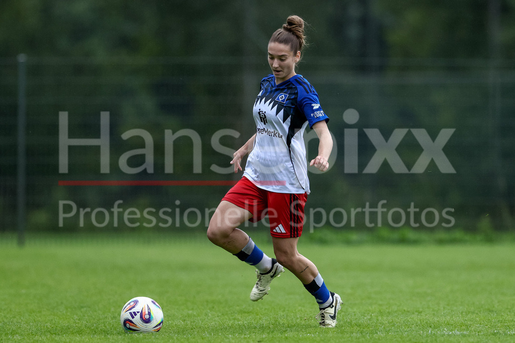 Fussball, Testspiel Frauen, Hamburger SV - FC Viktoria Berlin | Michela Croatto (Hamburger SV, 13) am Ball, Freisteller, Einzelbild, Ganzkörper, Aktion, Action, Spielszene