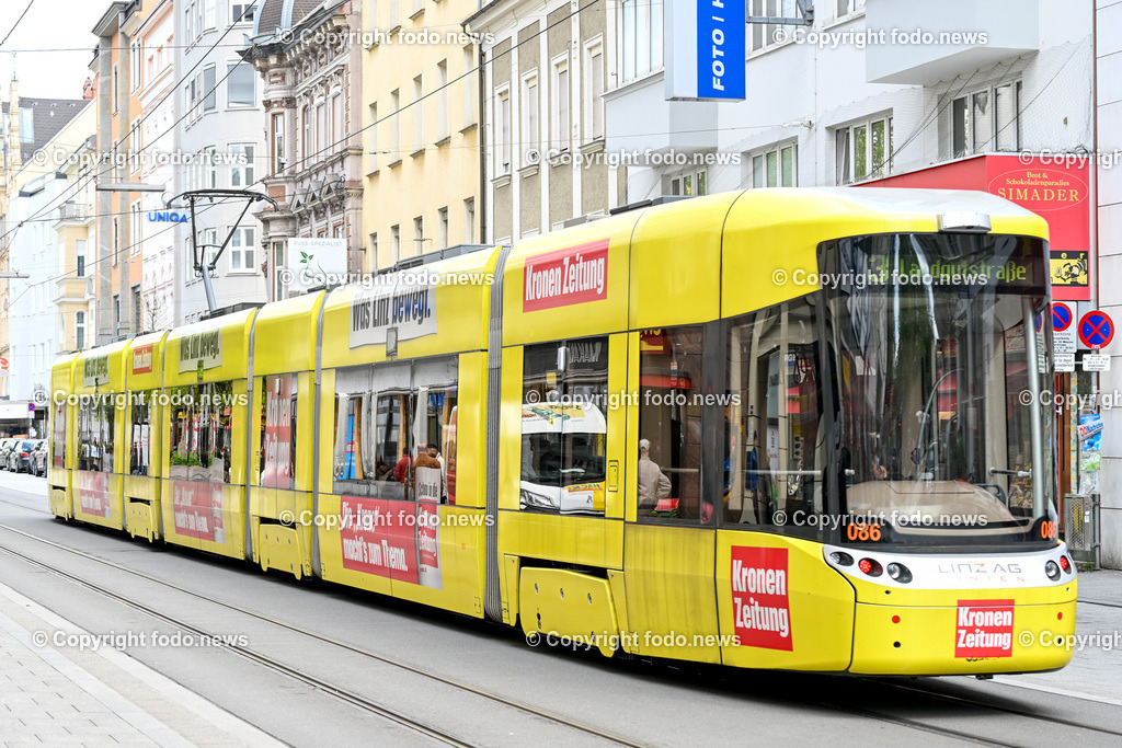Strassenbahn_ Kronenzeitung_ 27.04.2023-1 | 27.04.2023, Linz, AUT, Strassenbahn, Linz, Linz AG, im Bild Strassenbahn, Straßenbahn, City Runner, oeffentlicher Verkehr, Kronenzeitung, Logo, Branding, Werbung