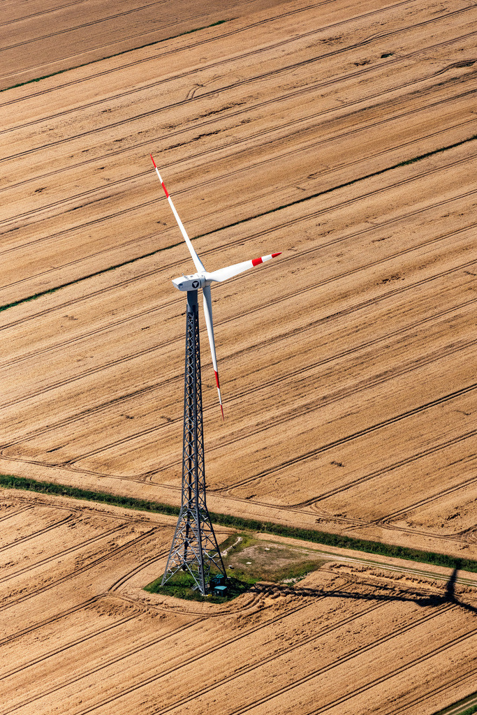 dr__0038696.jpg | NEUENBROOK 23.07.2019 Windenergieanlagen ( WEA ) - Windrad- auf einem Feld in Neuenbrook im Bundesland Schleswig-Holstein, Deutschland. // Wind turbine windmills on a field in Neuenbrook in the state Schleswig-Holstein, Germany. Foto: Daniel Reiter